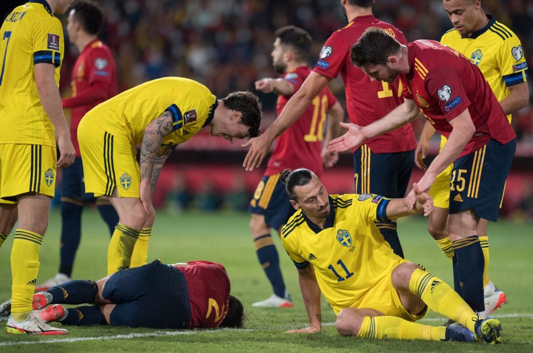 Zlatan ibrahimovic es levantado después de agredir a Azpilicueta