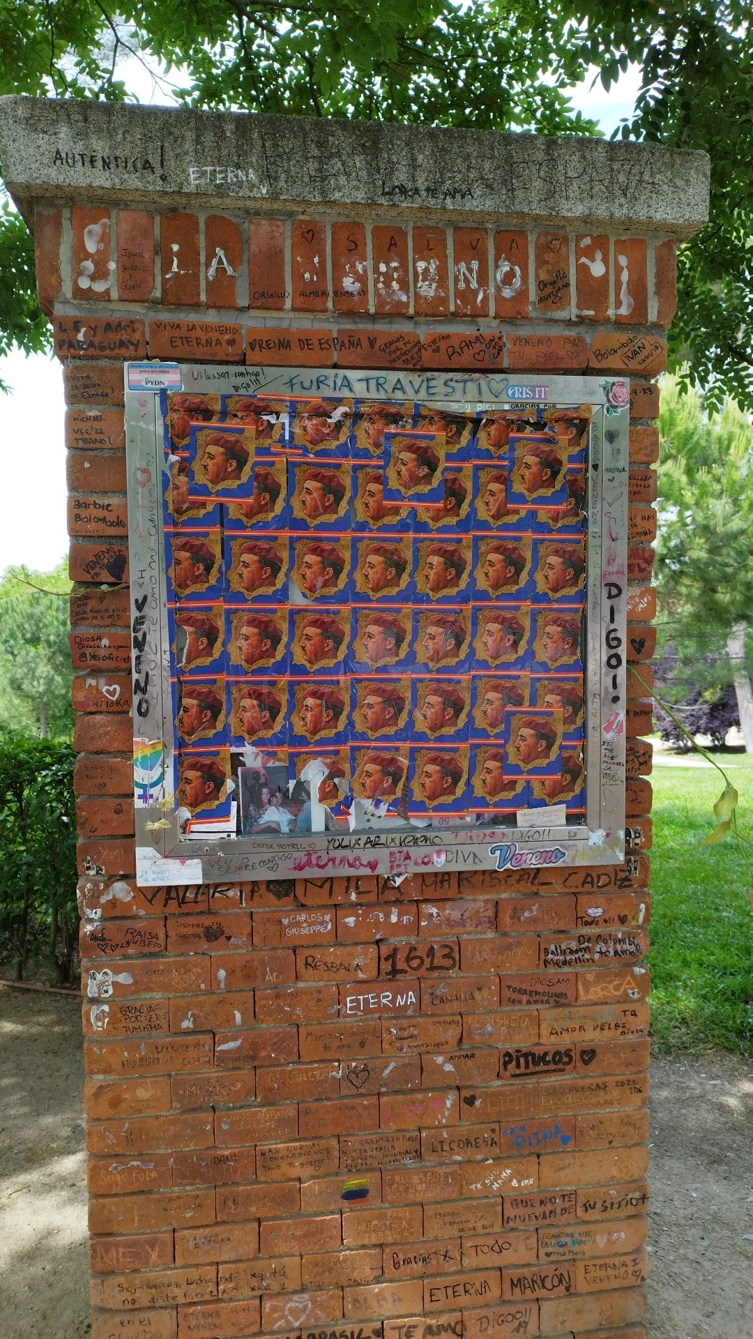 La placa en homenaje a Cristina Ortiz, &#039;La Veneno&#039;, aparece vandalizada en el Parque del Oeste de Madrid