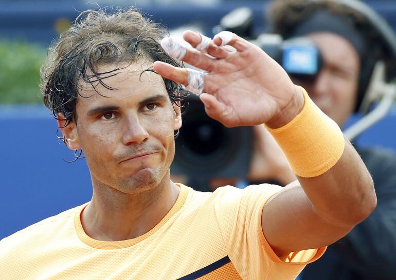GRA355. BARCELONA 21-04-2016.- El tenista español Rafael Nadal saluda tras vencer a su compatriota Albert Montañes, durante el partido de octavos de final del Barcelona Open Banc Sabadell-Trofeo Conde de Godó, jugado esta tarde en las instalaciones del Re