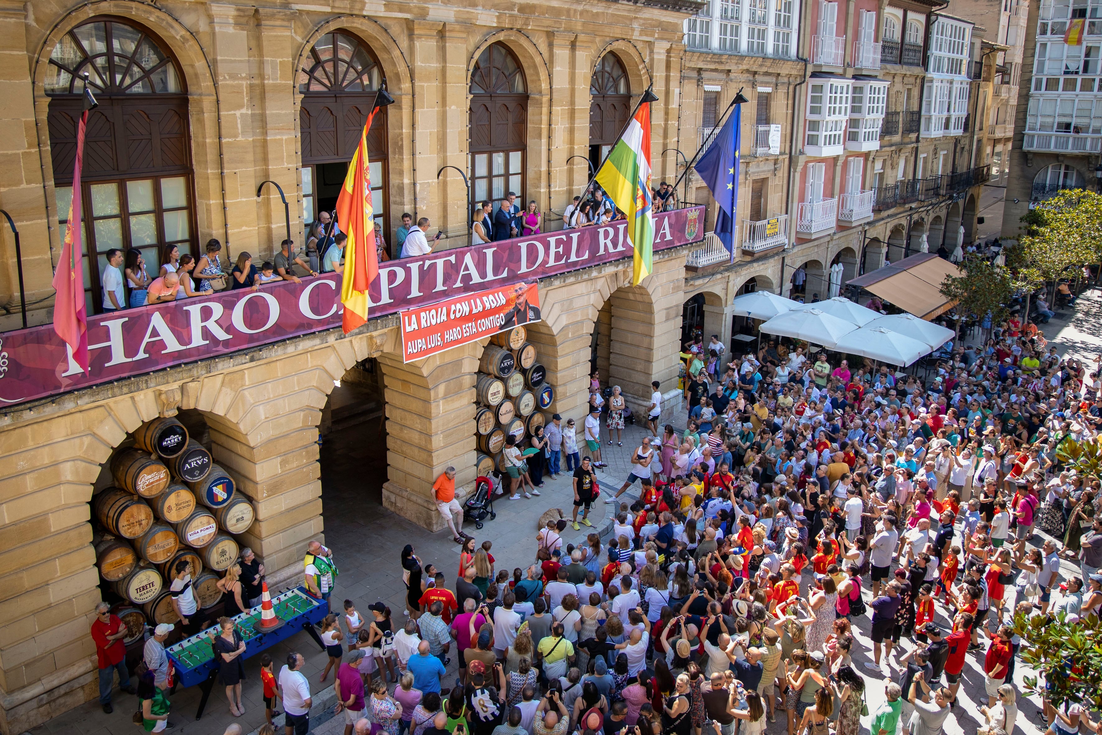 HARO (LA RIOJA), 11/08/2024.- La ciudad de Haro ha homenajeado este domingo a su hijo pródigo, el seleccionador español Luis de la Fuente, quien, sensiblemente emocionado, ha reconocido que ha sentido a sus vecinos ?muy cerca? durante el transcurso de la Eurocopa. Acompañado por el presidente del Gobierno de La Rioja, Gonzalo Capellán, la alcaldesa de Haro, Guadalupe Fernández, y por el director general de Deporte, Diego Azcona, el seleccionador nacional de fútbol se ha dirigido desde el balcón del Ayuntamiento a cerca de 500 personas que se han congregado en la Plaza de la Paz. EFE/ Raquel Manzanares
