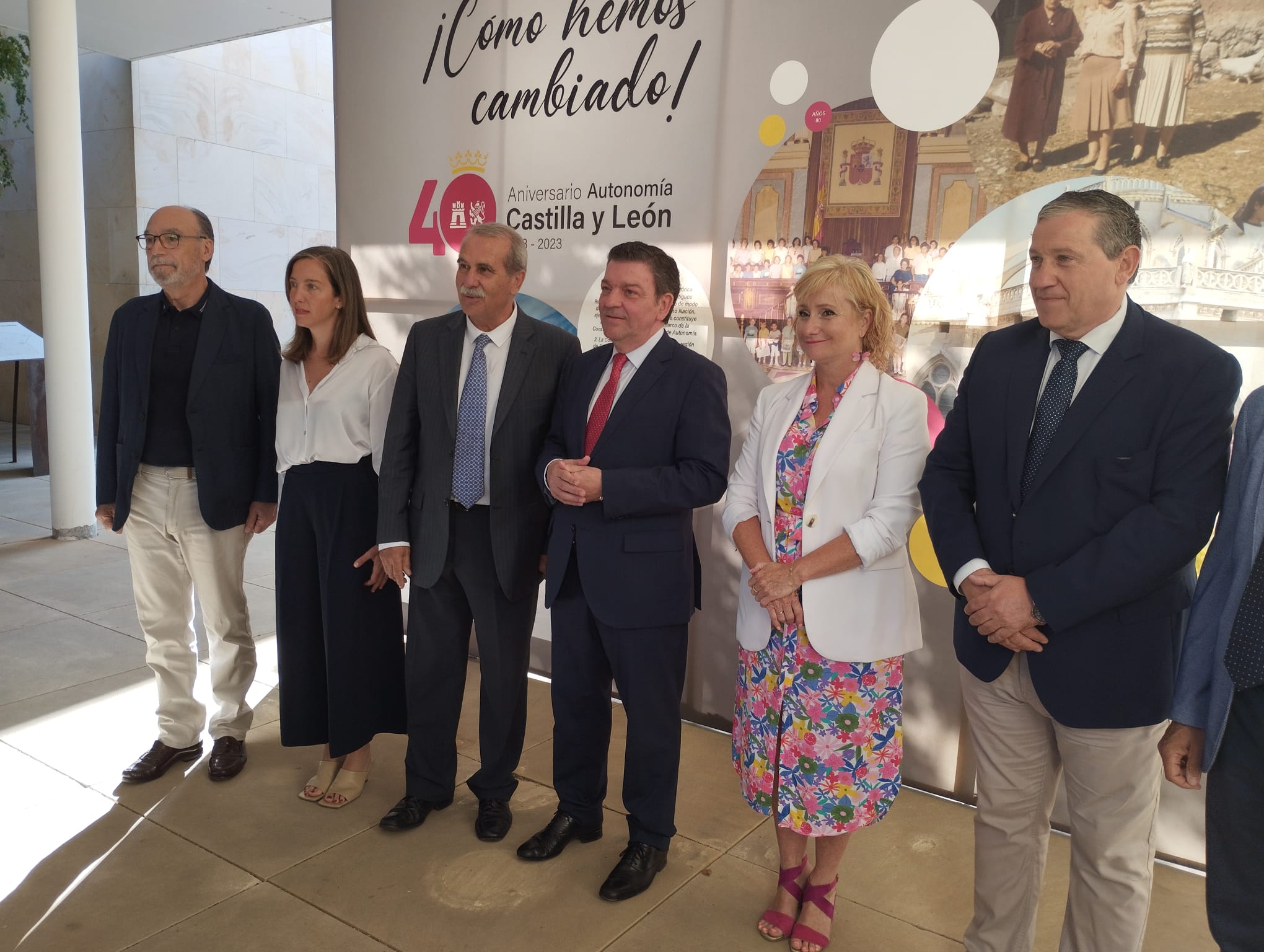 El Consejero de Presidencia, Luis Miguel González, junto a la Delegada de la Junta, el Presidente de la Diputación Provincial y el Presidente del Consejo Consultivo, durante su visita a la exposición &quot;Como hemos cambiado&quot;