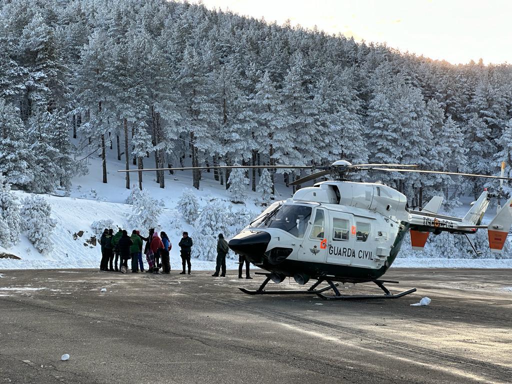 Un montañero riojano pasa la noche en un agujero hecho en la nieve y es rescatado ileso