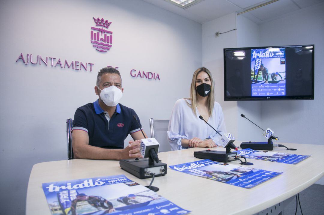 Alex Muñoz, presidente del Club Triatlón Gandia, junto a Lydia Morant, concejala de Deportes de Gandia