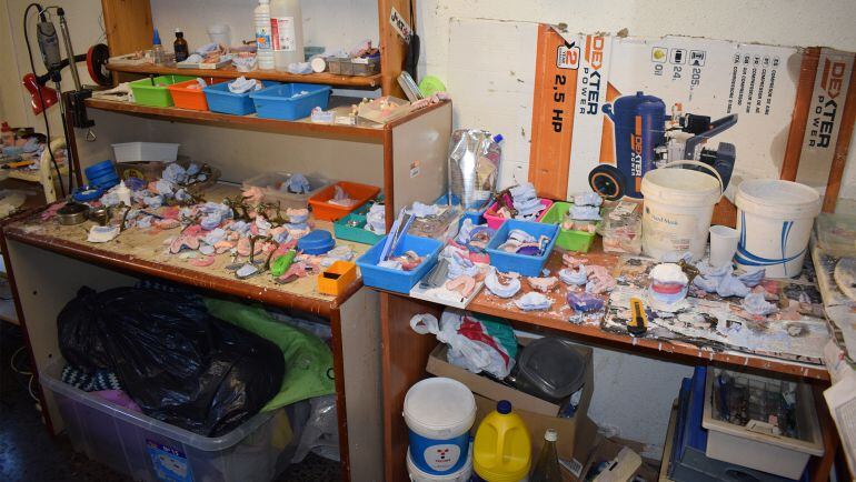 La consulta del fals dentista, plena de brutícia 