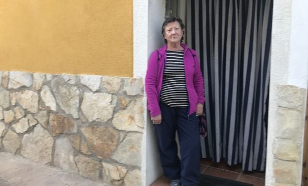 Ángela, en la puerta de su casa, tras dar un paseo por el pueblo.