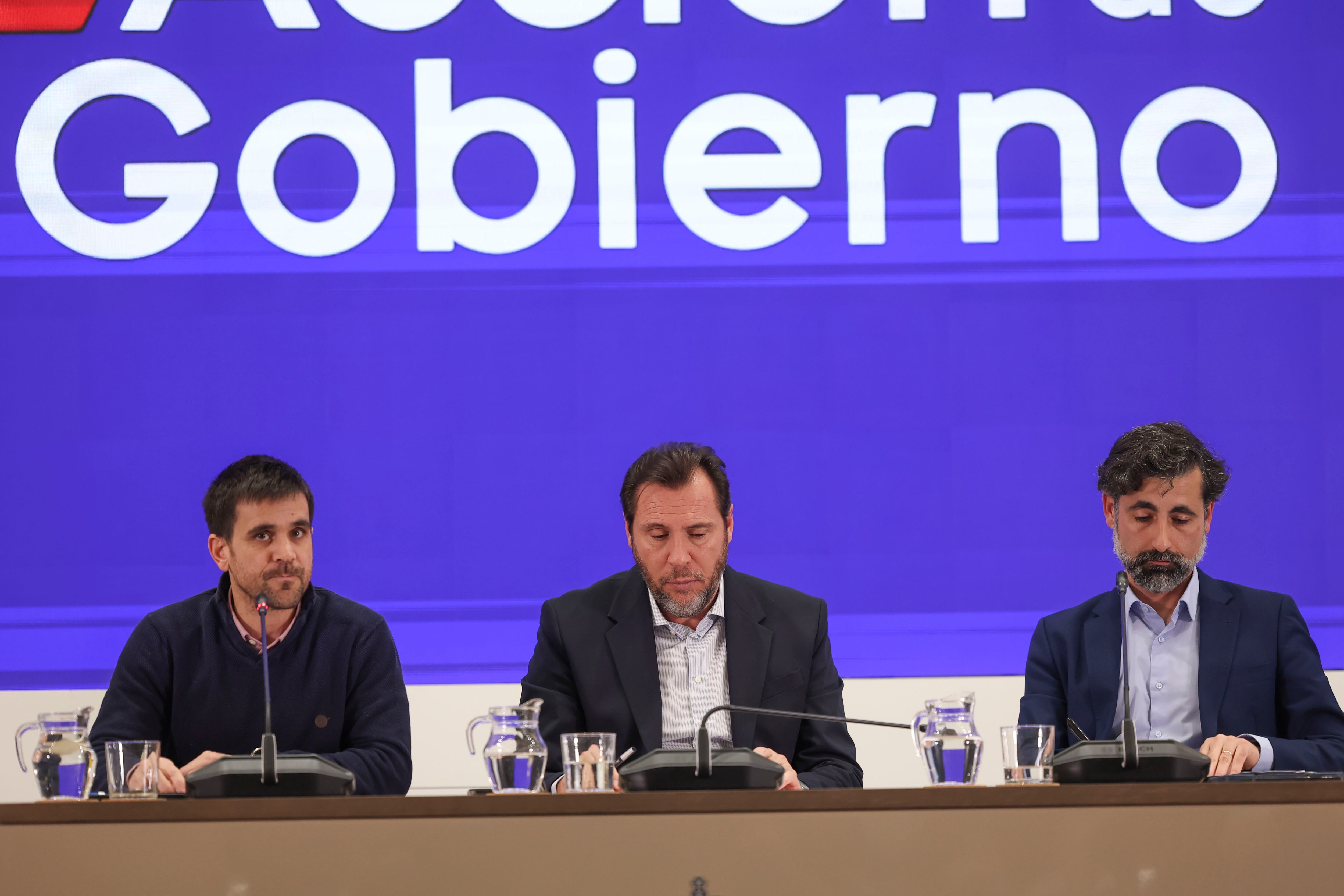 Oscar Puente, ayer en rueda de prensa con responsables de ADIF y Renfe