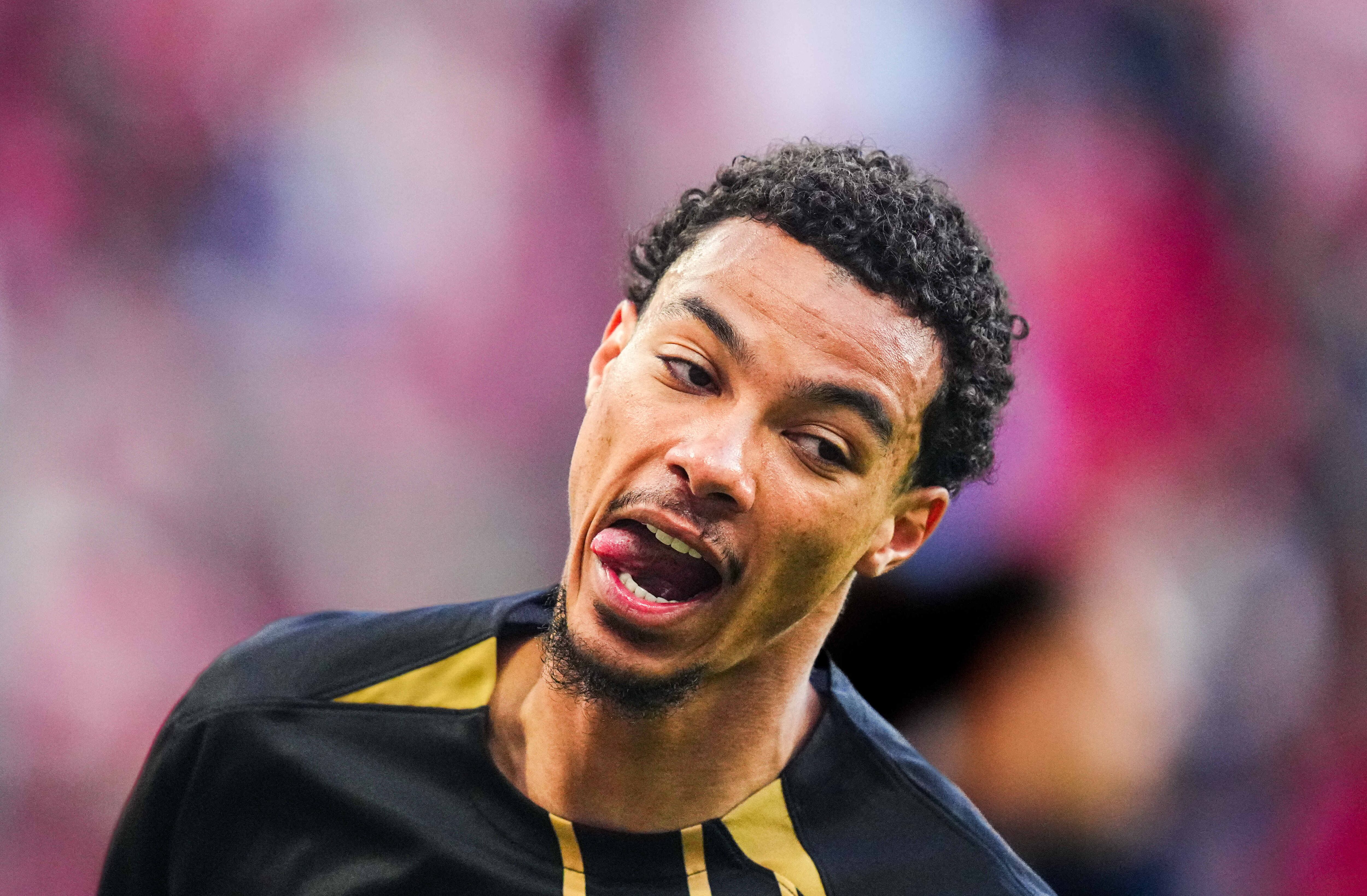 Hugo Ekitike viste la camiseta del Eintracht Frankfurt en esta camiseta 