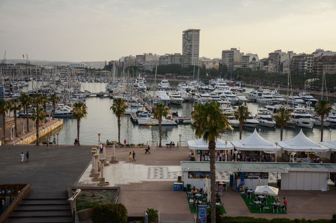 Imagen del paseo del Puerto con las embarcaciones al fondo