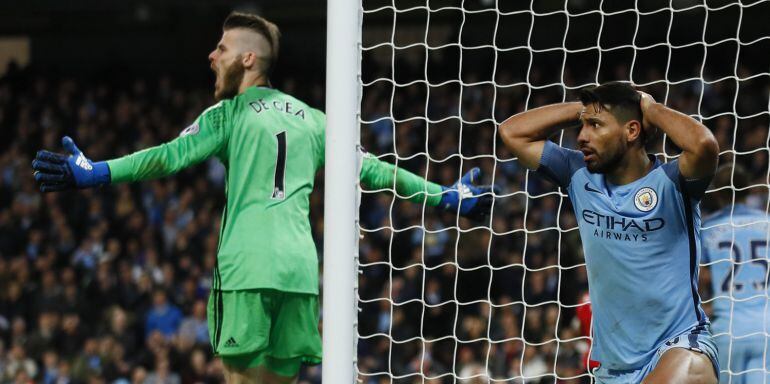 Agüero se lamenta tras una de las ocasiones falladas con De Gea de fondo