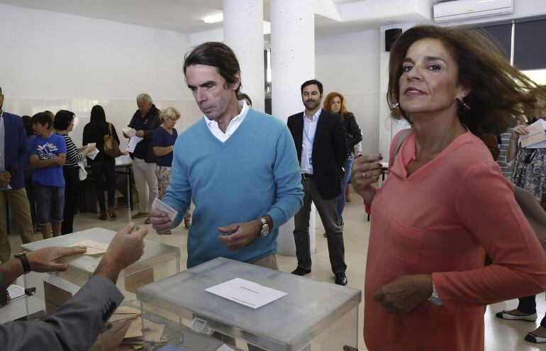 GRA300 MADRID, 24/05/2015.-El expresidente del Gobierno, José María Aznar, y su esposa, la alcaldesa de Madrid, Ana Botella, en el colegio electoral en Pozuelo de Alarcón donde han votado en los comicios locales y autónomicos que se celebran hoy en España. EFE/Sergio Barrenechea