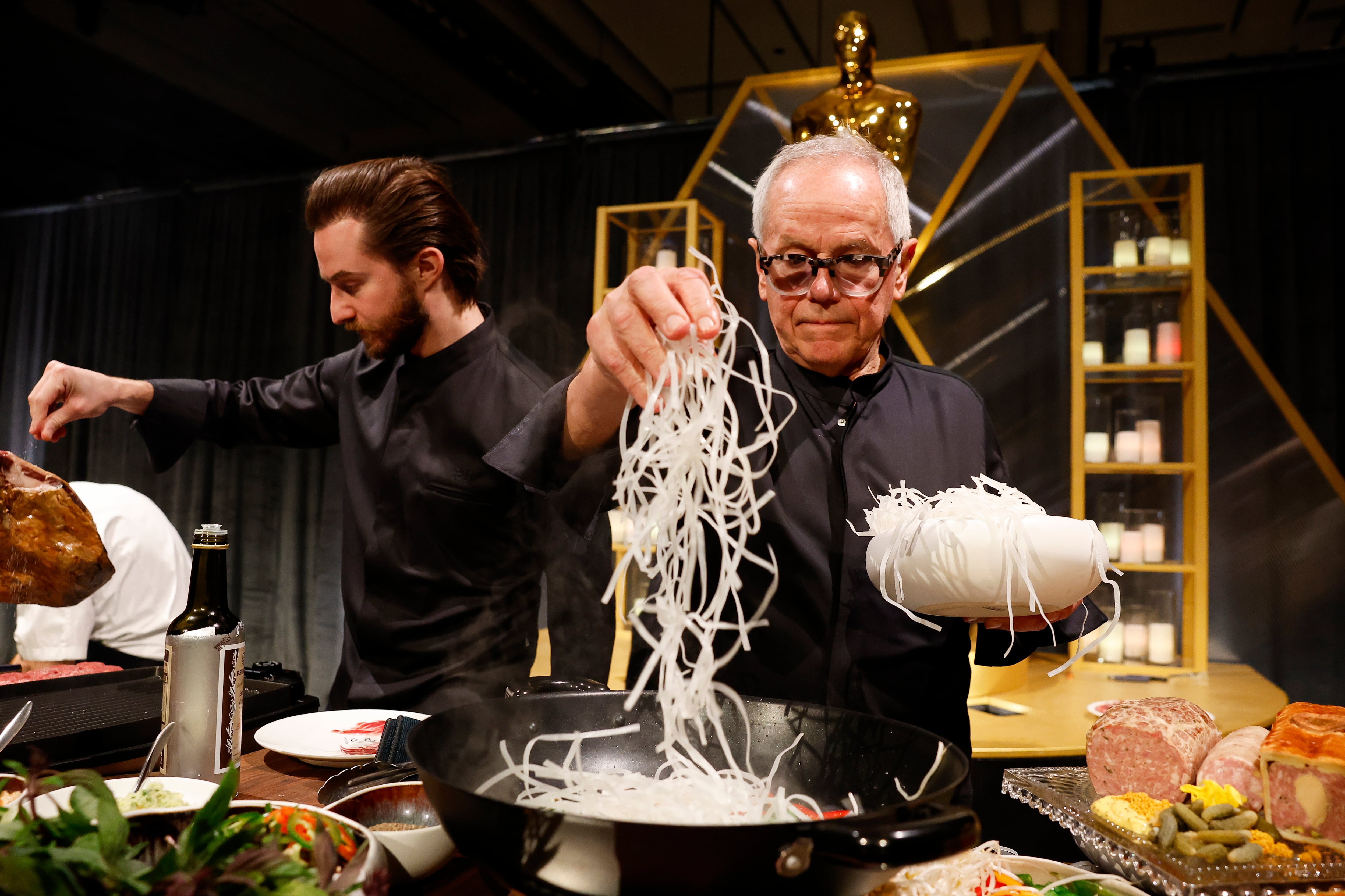 El chef Wolfgang Puck, ultimando la cena de los Oscar.