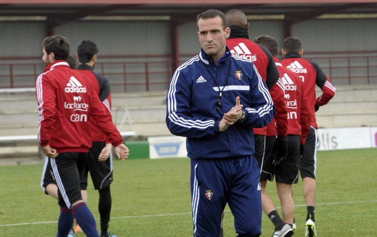 GRA169 PAMPLONA, 01/03/2015.- El exjugador 'rojillo' y hasta hoy actual técnico del filial de Tercera División, José Manuel Mateo (c), ha dirigido ya esta mañana el entrenamiento de Osasuna en las instalaciones de Tajonar como nuevo técnico del conjunto n