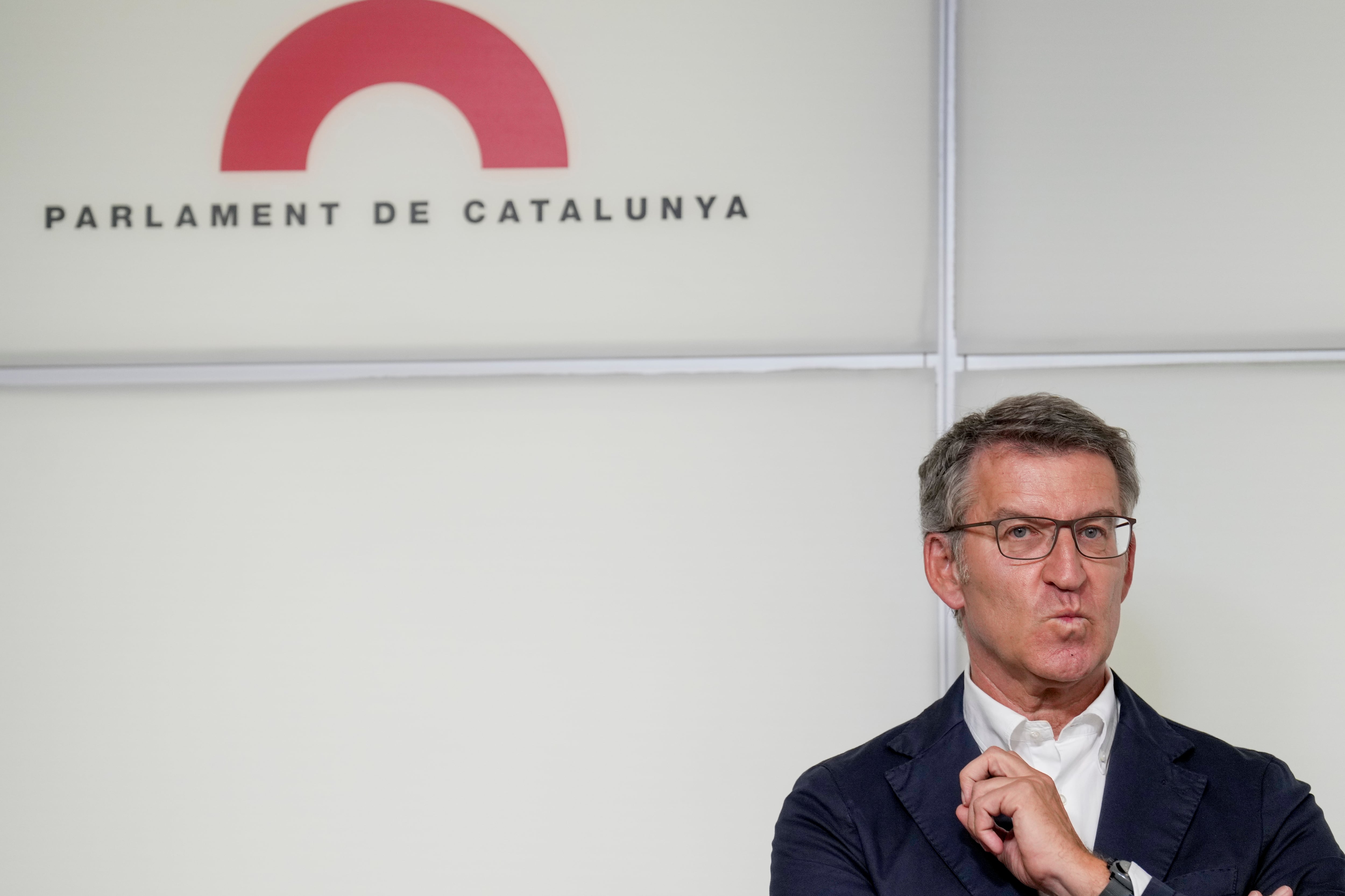 El líder del PP, Alberto Núñez Feijóo, durante la rueda de prensa ofrecida en el Parlament de Cataluña