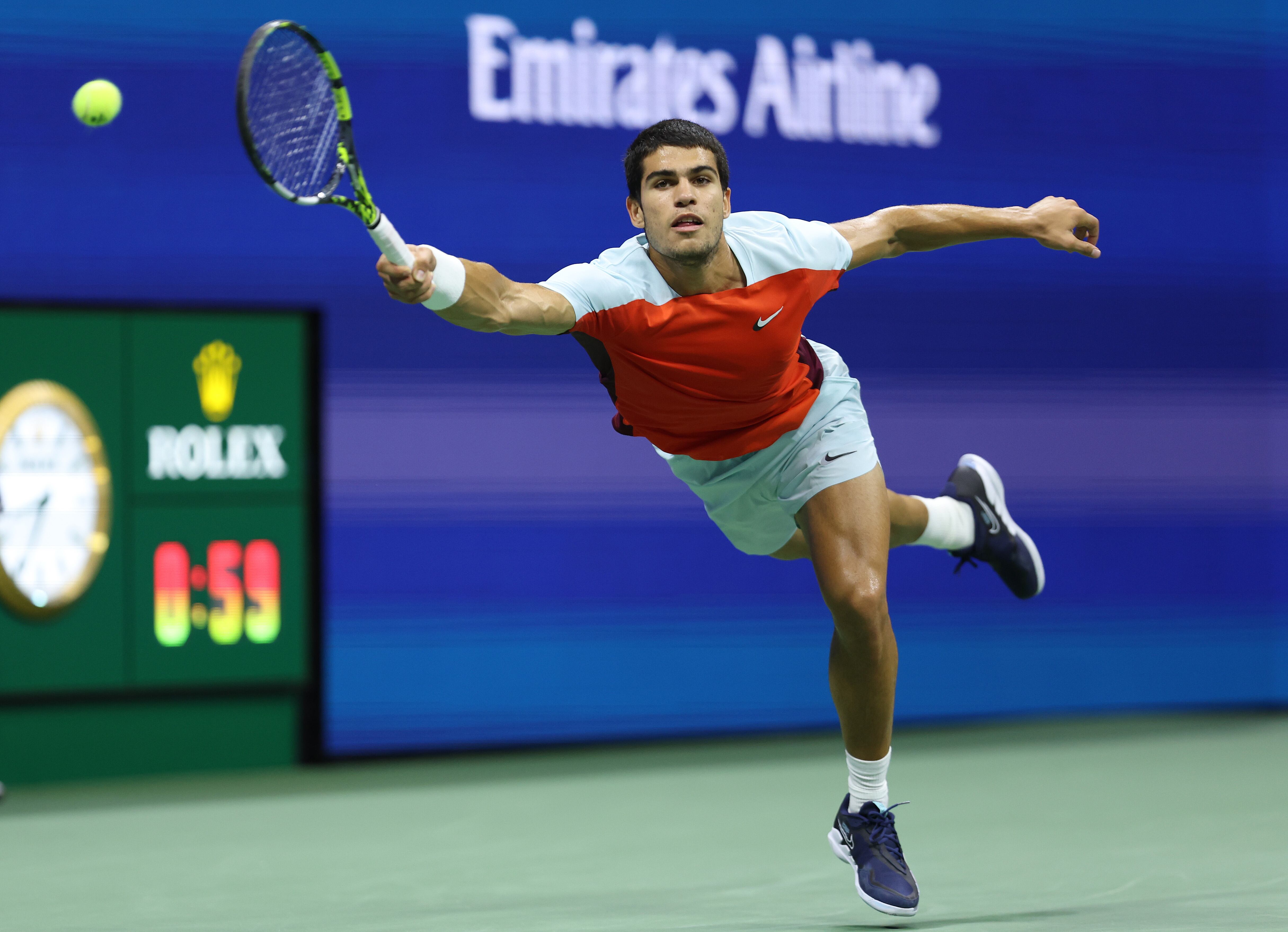 Carlos Alcaraz intenta llegar a una bola, durante las semifinales del US Open.