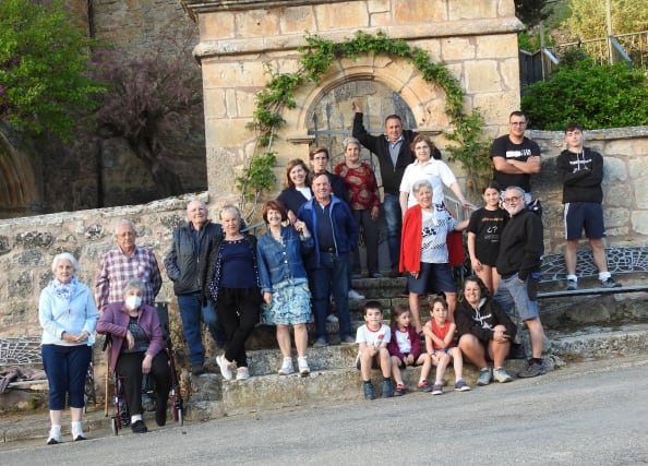 Los pocos vecinos de Terradillos de Sedano intentan salvar el retablo de su iglesia