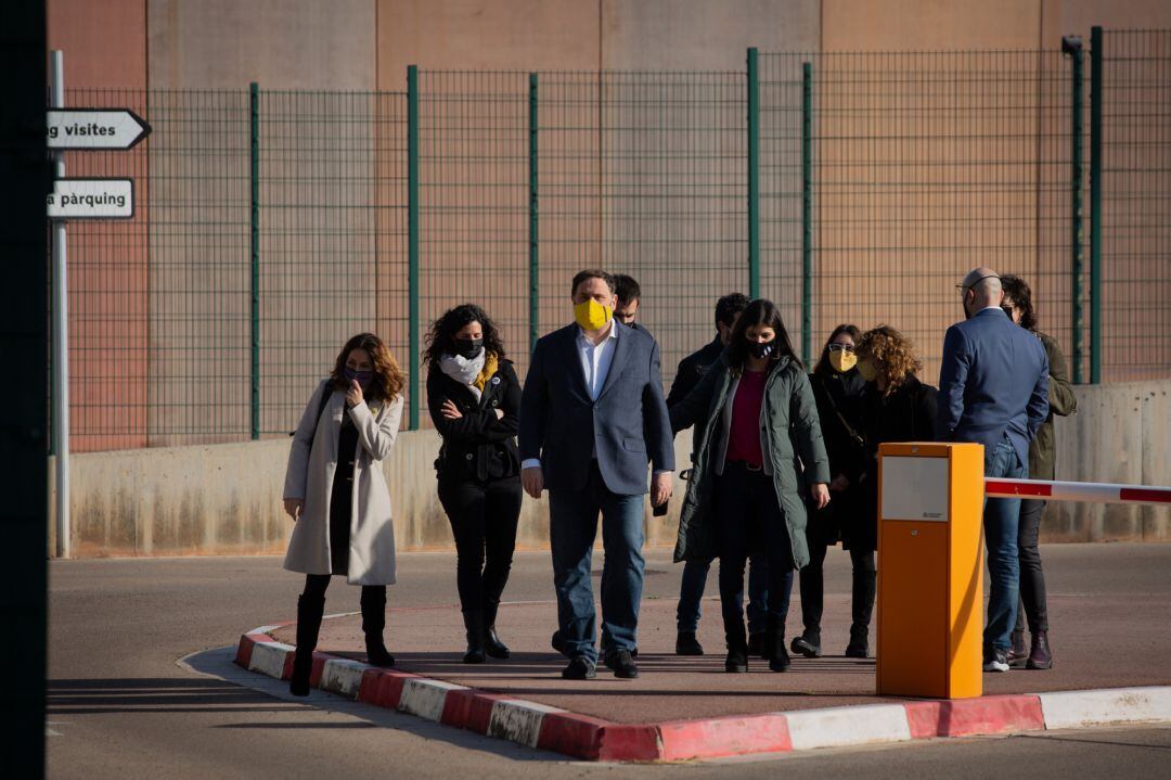 El líder de ERC y exvicepresidente del Govern, Oriol Junqueras (c), a su salida de la cárcel de Lledoners donde cumple condena por el 1-O