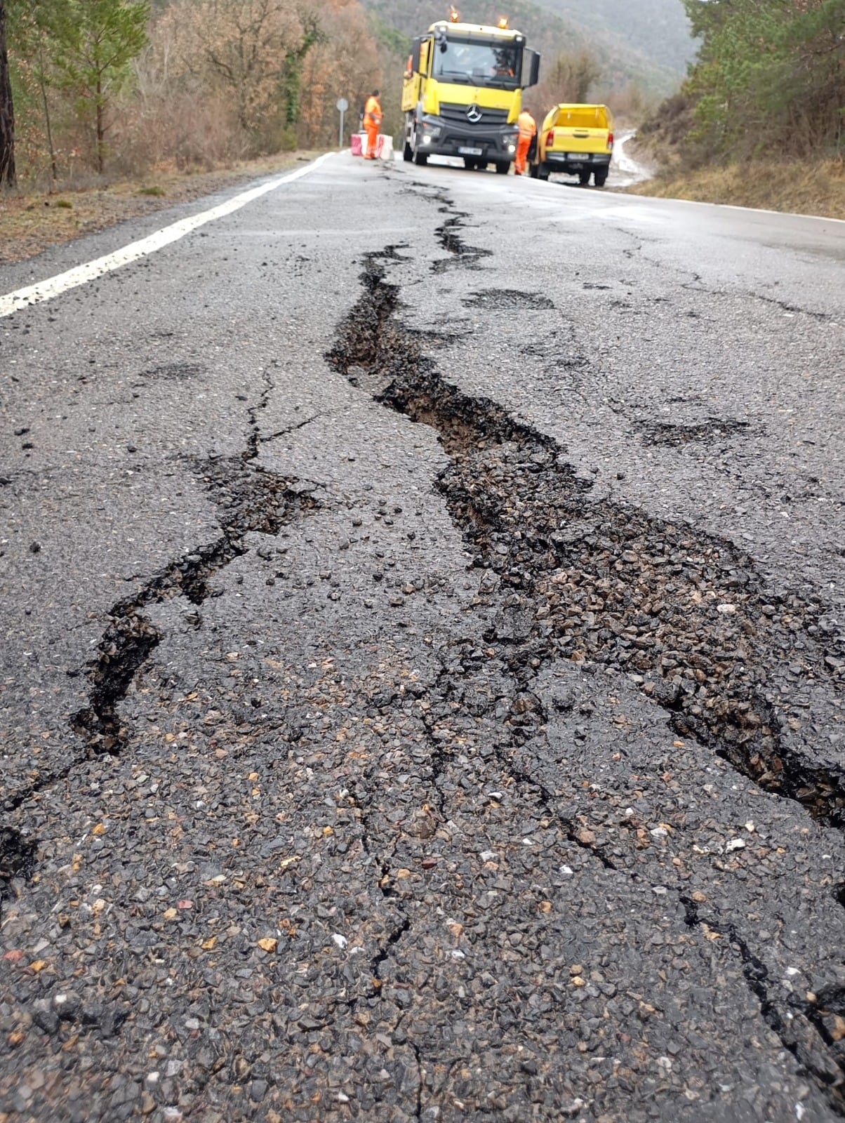 A-2605 Lastiesas Bajas y Sinués. La grieta ha obligado a cortar un carril. La carretera permanece abierta con paso alternativo