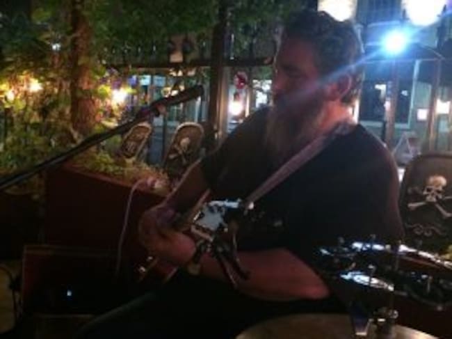 El bluesman de Arkansas en un momento de su actuación