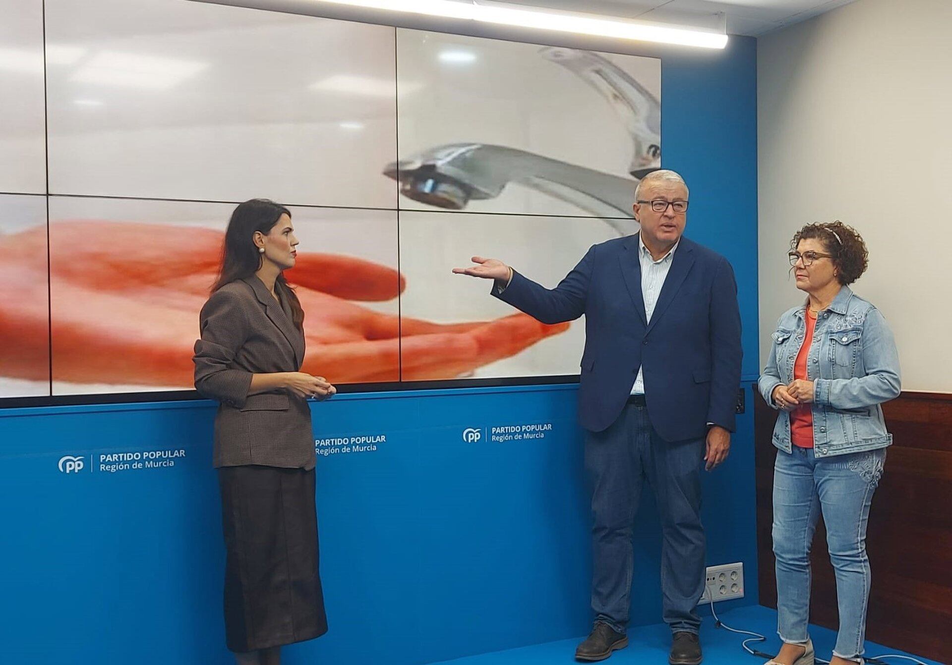 20/10/2025 El PP pide la comparecencia de la ministra Aasegen en el Senado y el Congreso por los cortes de agua en la Región.

Los parlamentarios nacionales del Partido Popular han solicitado con carácter urgente la comparecencia de la ministra para la Transición Ecológica, Sara Aagesen, en el Congreso de los Diputados y en el Senado para que &quot;dé explicaciones alguien de una vez de por todas y de una forma seria&quot; sobre la filtración de barro en el canal de la Mancomunidad de Canales del Taibilla (MCT) durante la dana Alice y los cortes de agua en los municipios a los que da servicio, ha informado el senador &#039;popular&#039;, Francisco Bernabé.

ESPAÑA EUROPA MURCIA POLÍTICA
