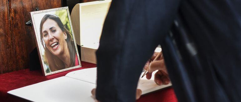 Un hombre firma en el libro de condolencias durante el funeral de María Villar, la joven vizcaína sobrina del presidente de la RFEF que fue secuestrada y asesinada en México.