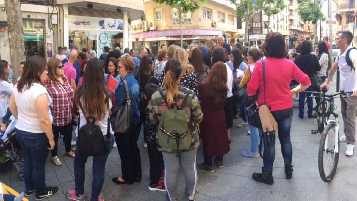 Los afectados por el cierre de iDental estudian constituirse como plataforma