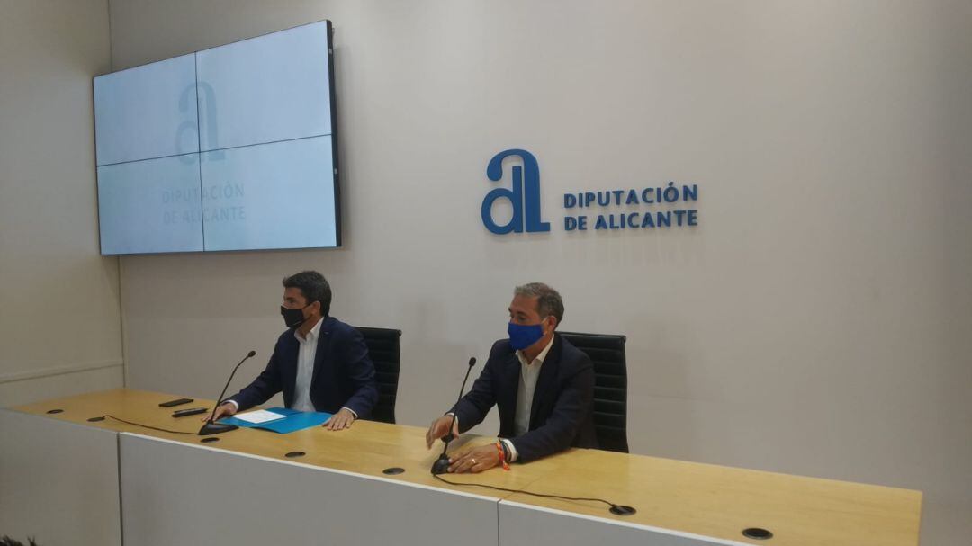 Carlos Mazón (i) y Lalo Díez (d), durante la rueda de prensa tras reunirse para abordar las nuevas restricciones a la hostelería y el ocio nocturno por el aumento de casos de coronavirus