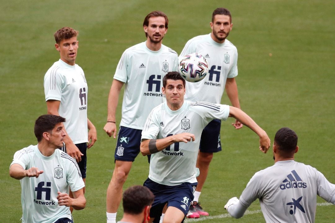 Varios jugadores de la selección española, durante un entrenamiento antes de conocer el positivo de Sergio Busquets. 