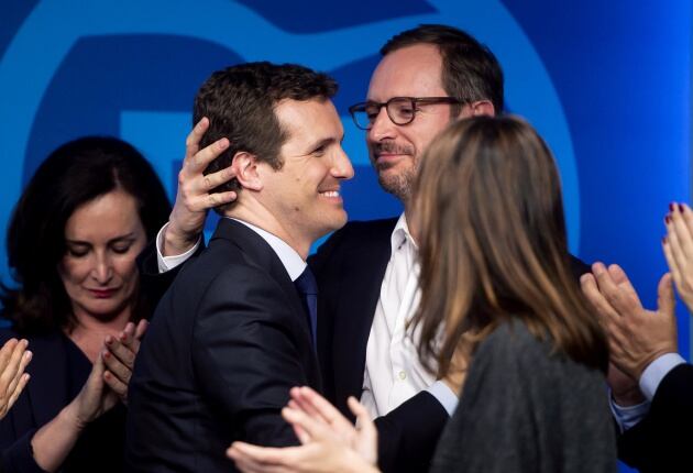 Javier Maroto saluda a Pablo Casado en Madrid