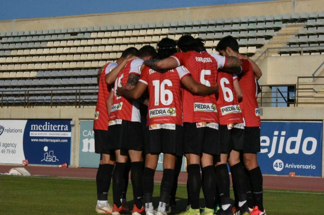 Los jugadores del Córdoba celebran el gol de penalti de Del Moral