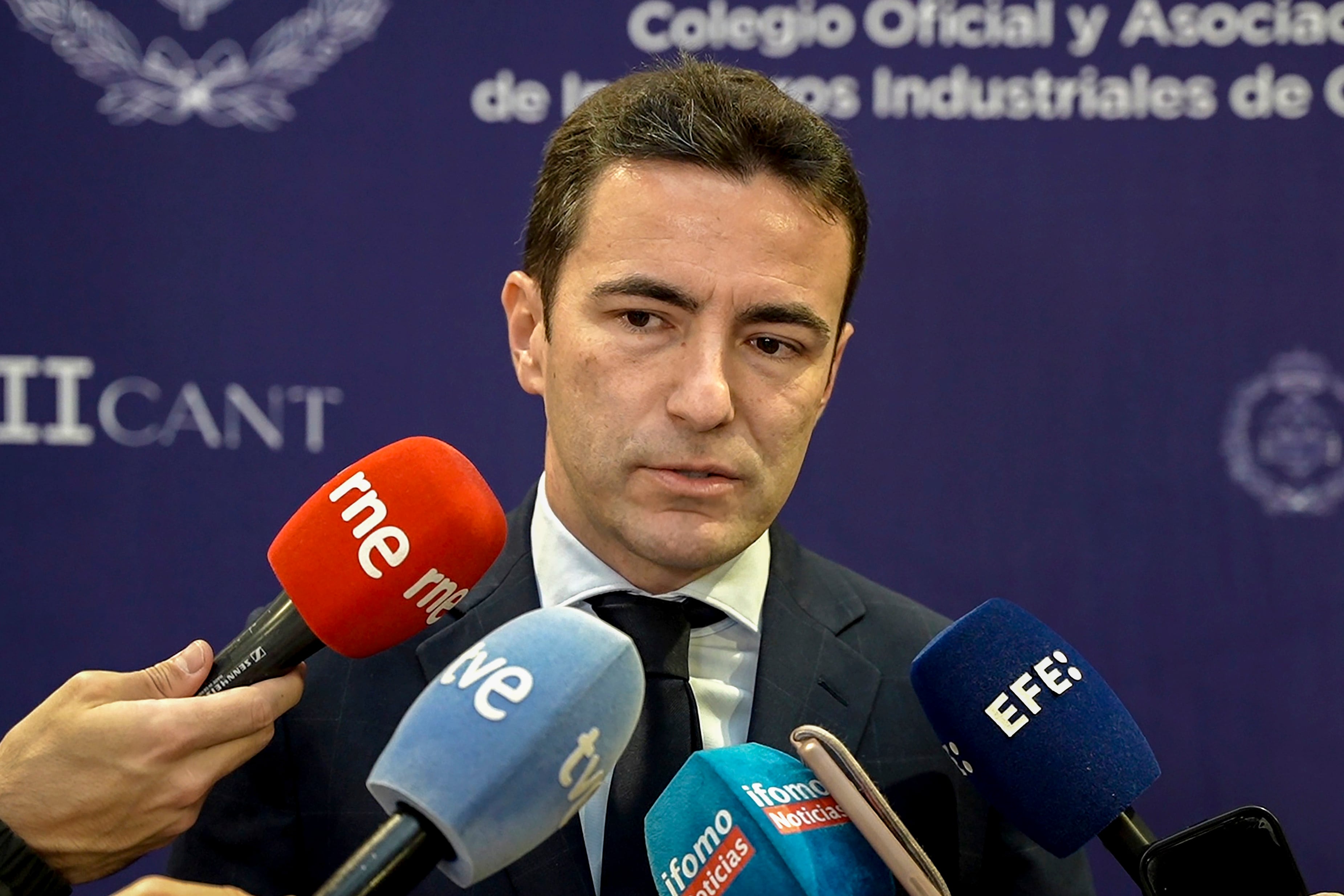 El secretario general del PSOE de Cantabria, Pedro Casares, ha asegurado este jueves que le "repugna enormemente comportamientos" como el de Leire Díez, ex militante del partido en la región, que ha precisado que llegó a la formación "casi por casualidad" y fue concejala "hace muchos años". EFE/ROMÁN G. AGUILERA