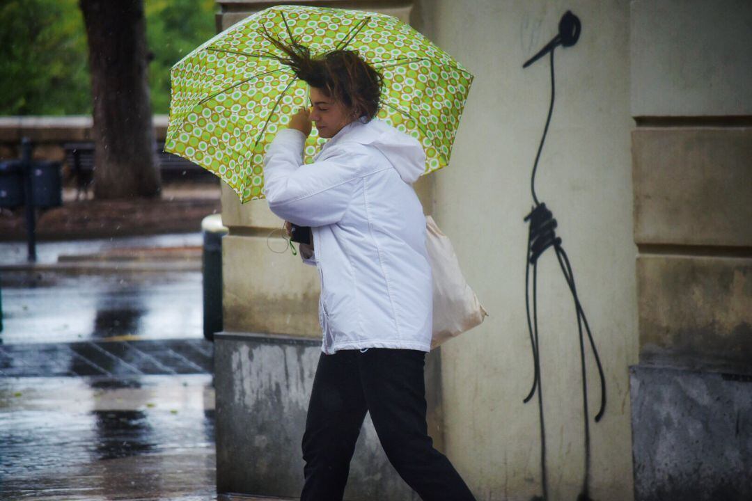 Aviso por fuerte viento en gran parte de España este domingo por la entrada de una borrasca