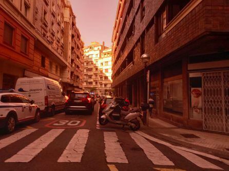 Varios coches patrullas en el entorno donde se ha producido la detención