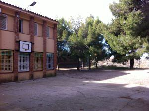 Imatge de l'exterior de l'escola de El Cogul, l'any 2015