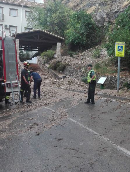 En La Iruela el agua arrastró una gran cantidad de tierra y piedras que descendieron por la ladera junto al tradicional &quot;Lavadero&quot; frente al hotel