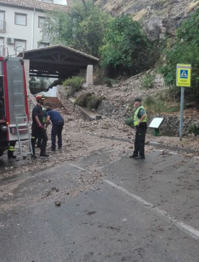 En La Iruela el agua arrastró una gran cantidad de tierra y piedras que descendieron por la ladera junto al tradicional "Lavadero" frente al hotel