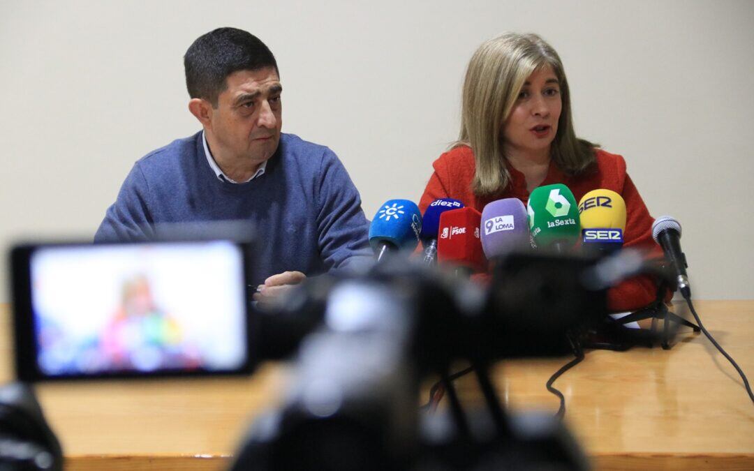 Rueda de prensa de la alcaldesa de Úbeda, Toni Olivares, acompañada del secretario general del PSOE en Jaén, Francisco Reyes