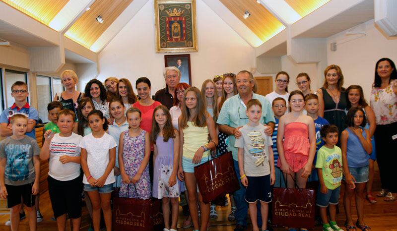 Grupo de niños y niñas ucranianos durante una recepción en el Ayuntamiento de Ciudad Real