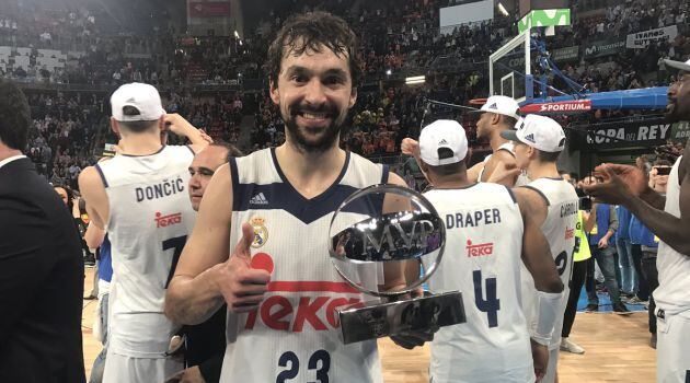 Llull posa con el trofeo de mejor jugador