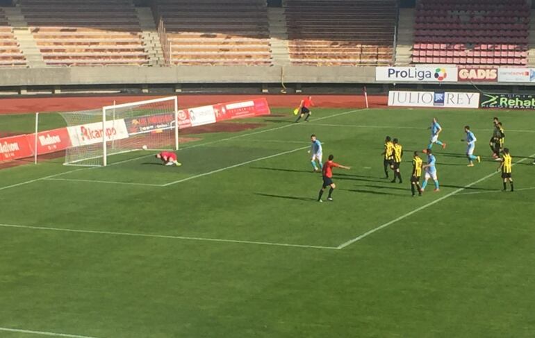 Primo sentenci&oacute;n el partido ante el Ribadumia marcando este penalti en el segundo tiempo