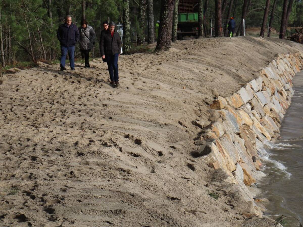 Costas del Estado termina la construcción del dique provisional de protección de la playa de A Lamiña