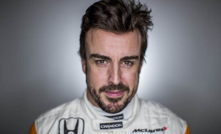 FErnando Alonso posa para un retrato de McLaren en el Circuito de Cataluña