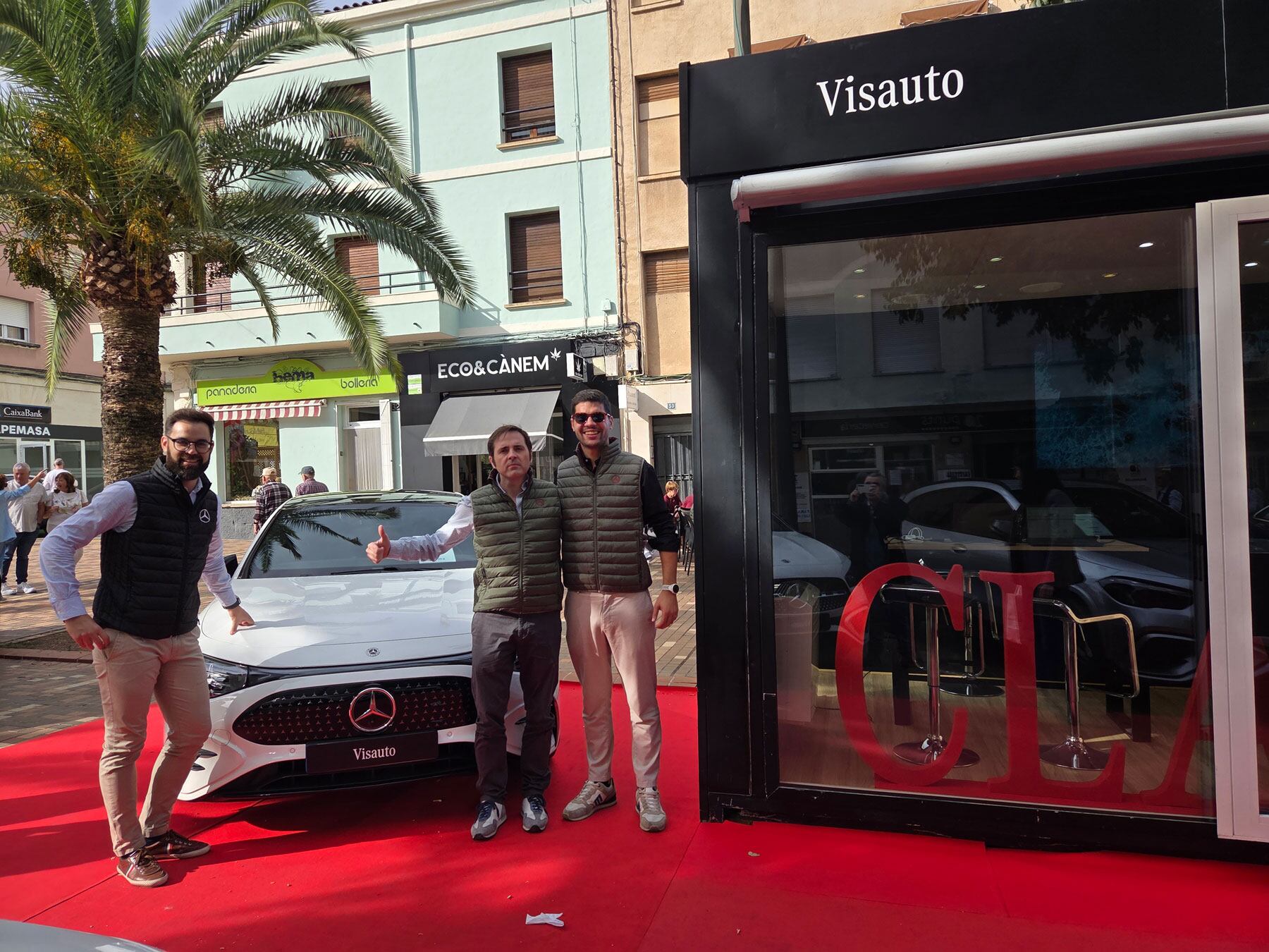 Los tres responsables de ventas de Mercedes en el estand de Visauto junto al recién estrenado Mercedes-Benz CLA 100% eléctrico
