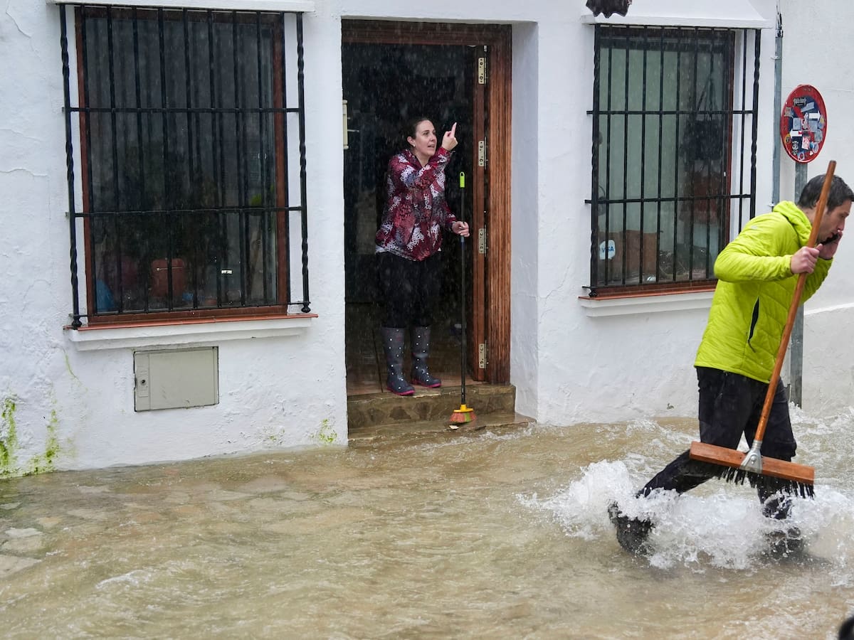Así ha sido el desalojo de los más de 1.500 vecinos de Grazalema (Cádiz) por la borrasca Leonardo