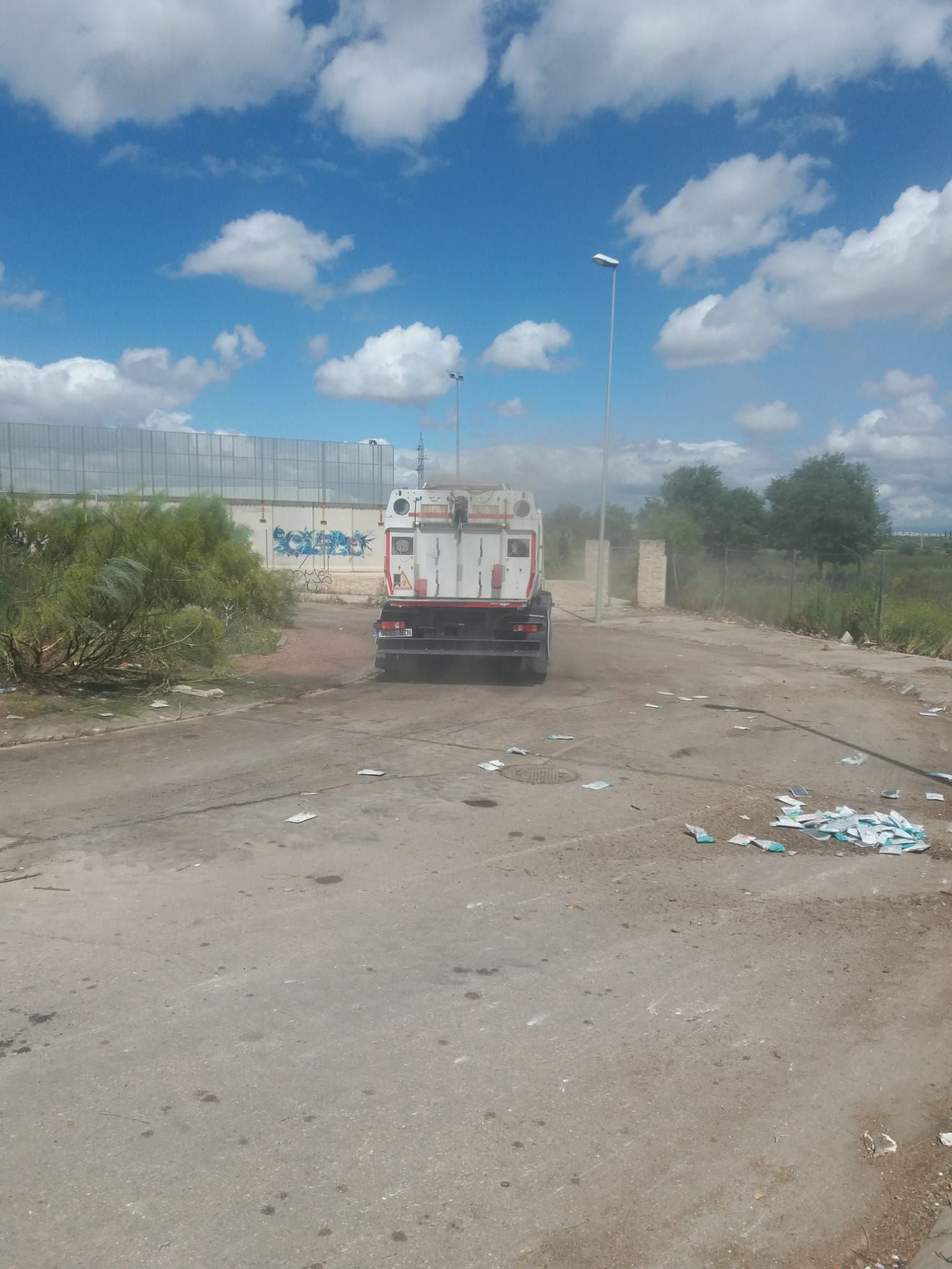 Las labores de limpieza han concluido para retirar las mascarillas abandonadas en Valdemoro