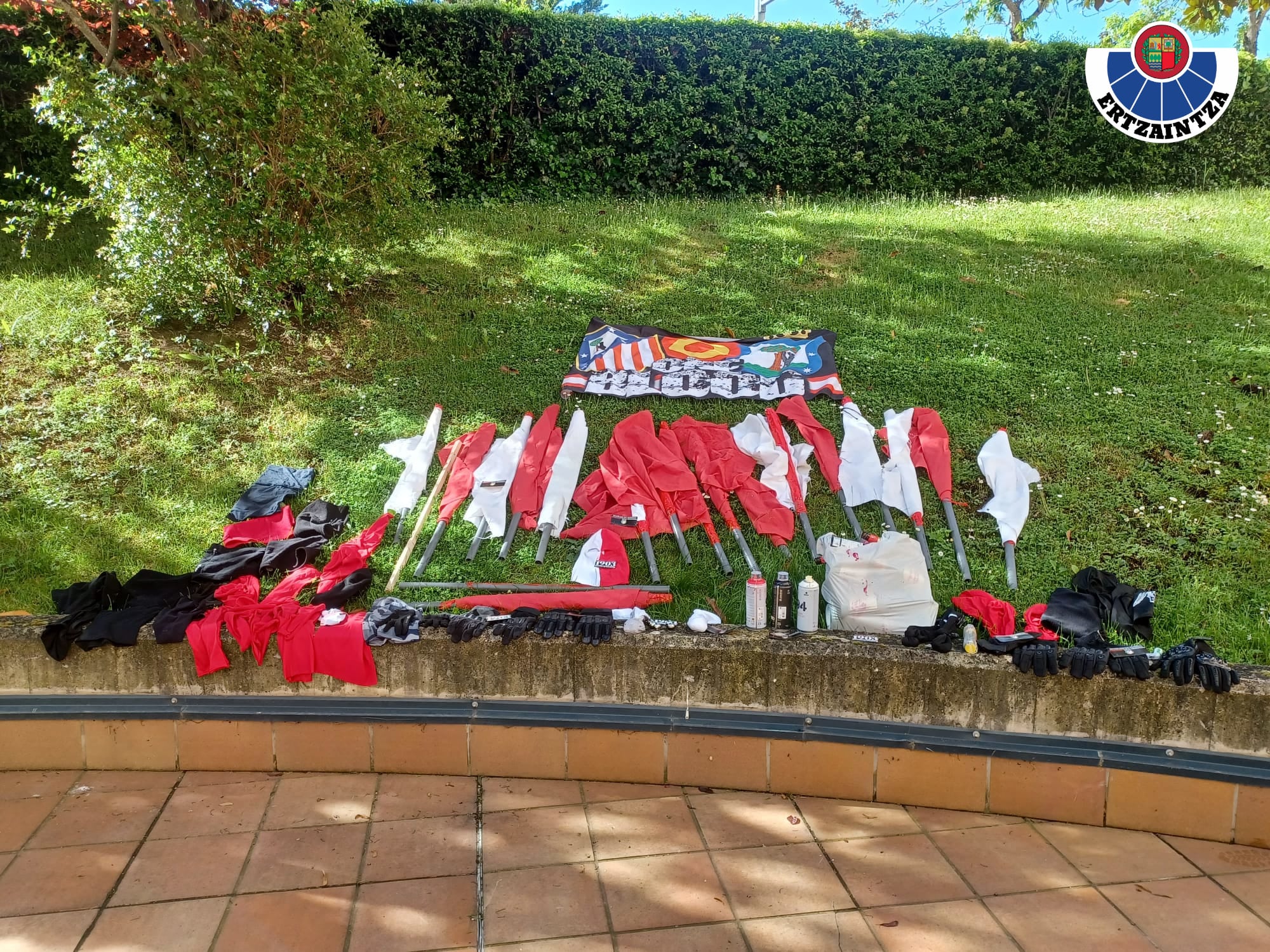 Material incautado por la Ertzaintza a seguidores ultras del Atlético de Madrid