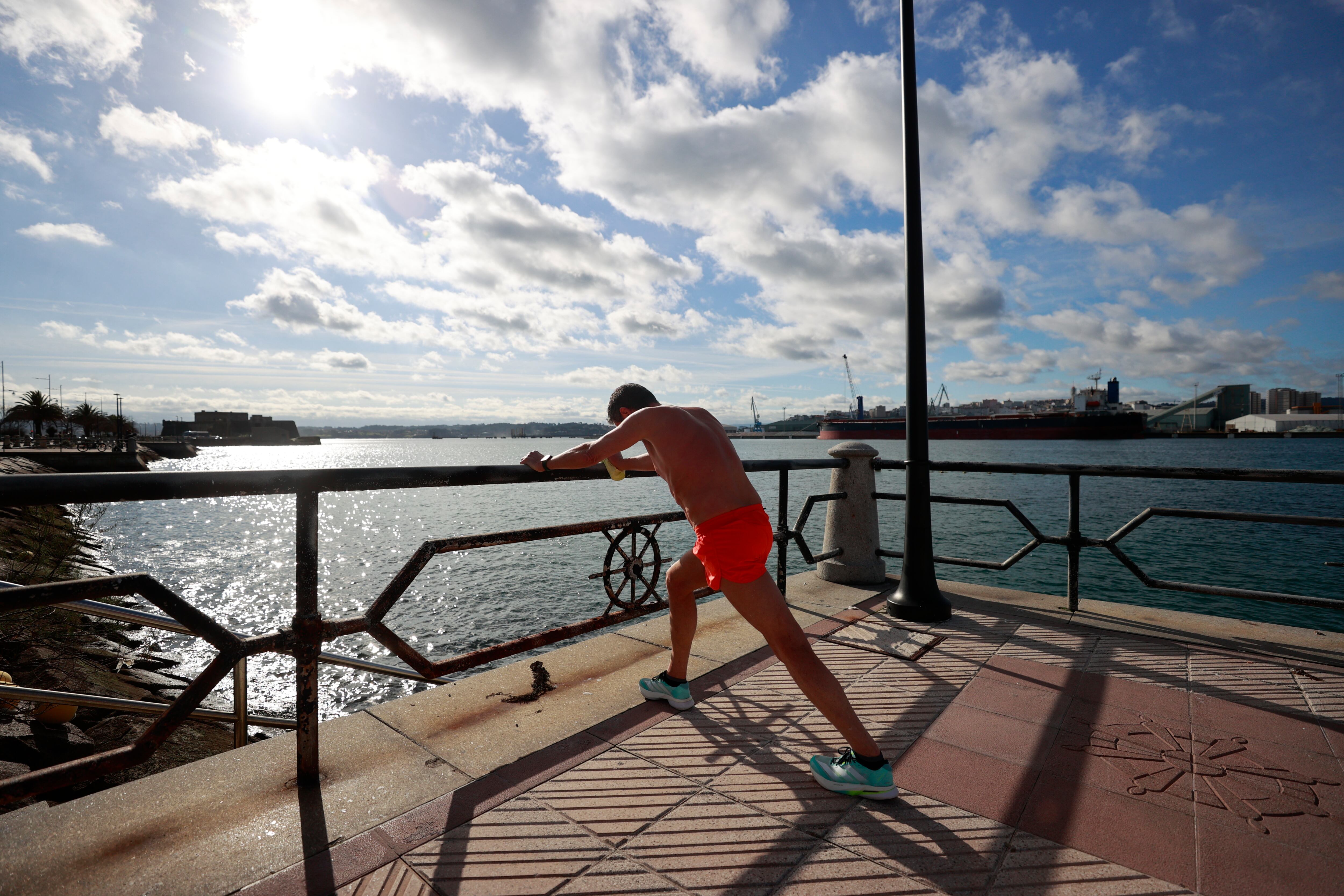 A CORUÑA, 12/03/26.- Un hombre realiza estiramientos tras hacer ejercicio este jueves en A Coruña. La primavera que comenzará el 20 de marzo será más cálida de lo normal, con un 50 a 70 % de probabilidad, según las zonas, aunque a nivel de precipitaciones no hay todavía una tendencia clara, mientras que el invierno meteorológico recién concluido ha sido el noveno más cálido desde 1961 y el tercero más lluvioso del siglo XXI. EFE/Cabalar