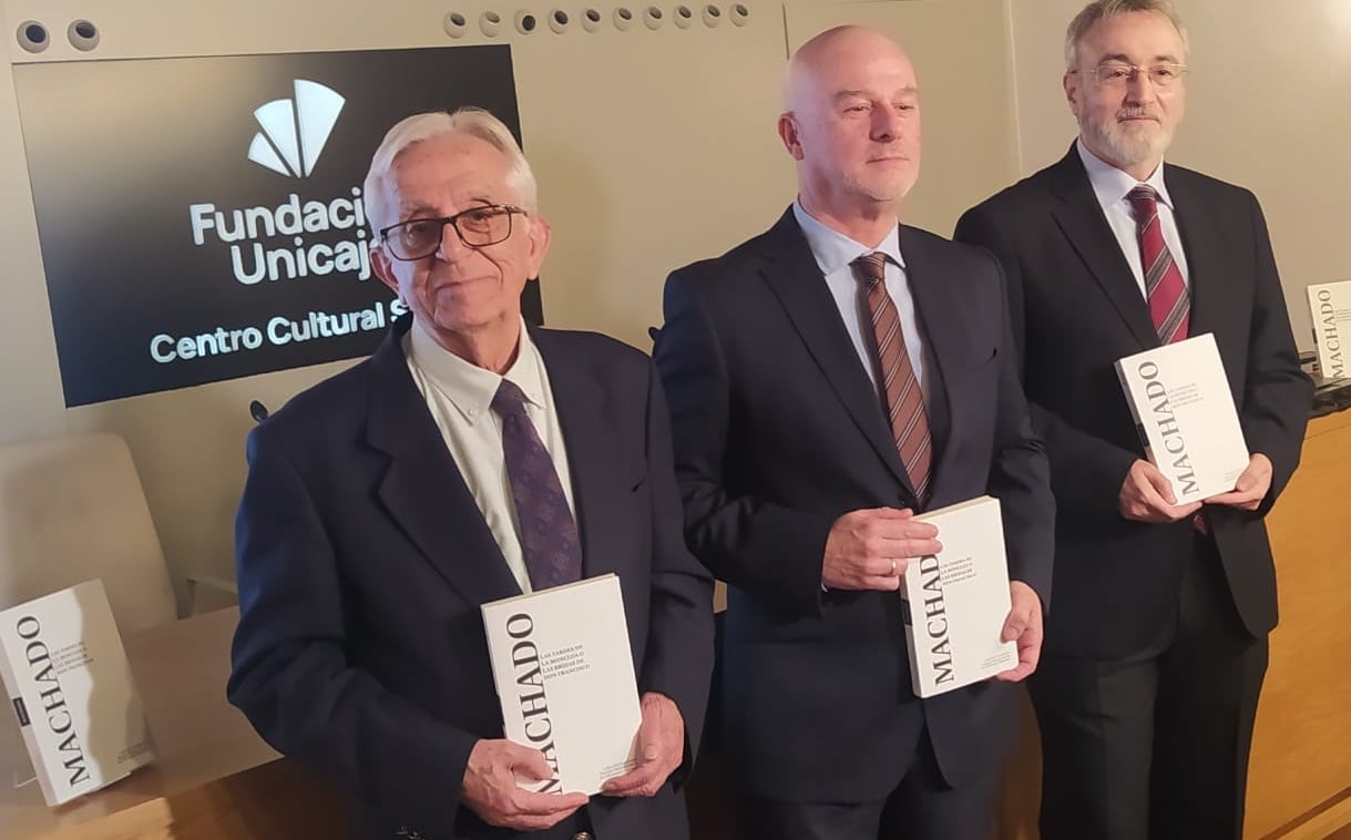 Antonio Rodríguez Almodóvar, Francisco Cañadas y Rafael Alarcón en la sede de la Fundación Unicaja en Sevilla