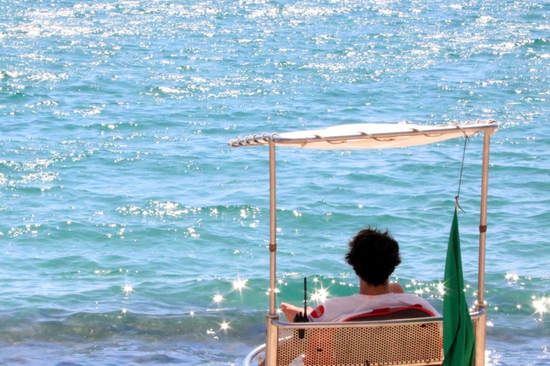 Un vigilant a la platja de Sant Feliu