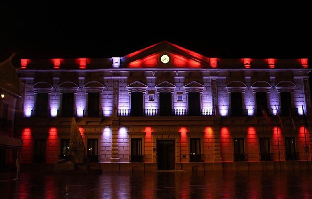 Fachada iluminada del ayuntamiento de Alcázar de San Juan