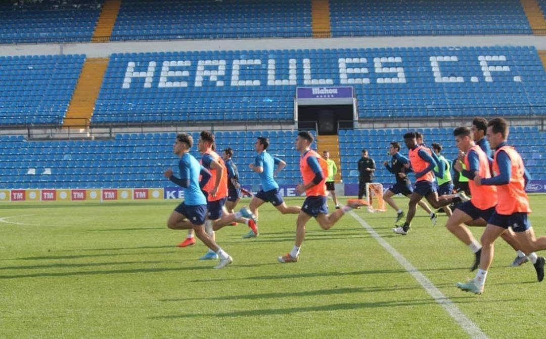 Los jugadores corren en el Rico Pérez